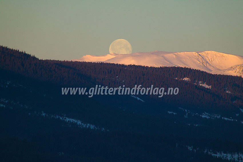 Fullmåne over Vennisfjell sett fra Skrautvål.