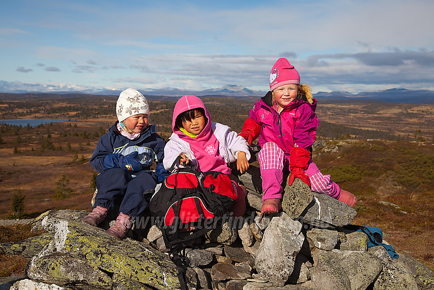 Små, fornøyde fjellvandrere på toppen av Goaren (1070 moh) i Etnedal en strålende høstdag. I bakgrunnen anes deler av Jotunheimen, Skaget og Langsuene.