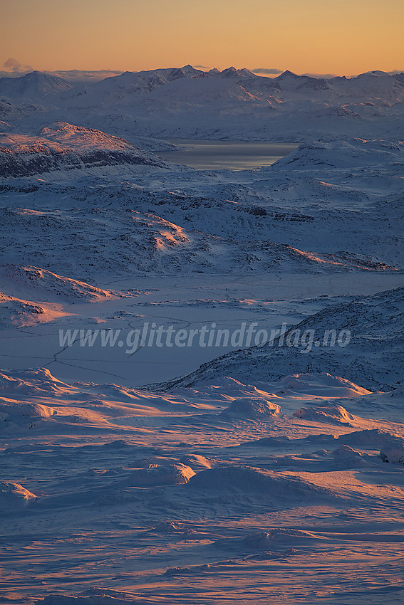 Utsikt fra Berdalseken i nordøstlig retning en høstmorgen. I bakgrunnen ses bl.a. en del av Tyin samt Gjendealpene i Jotunheimen.