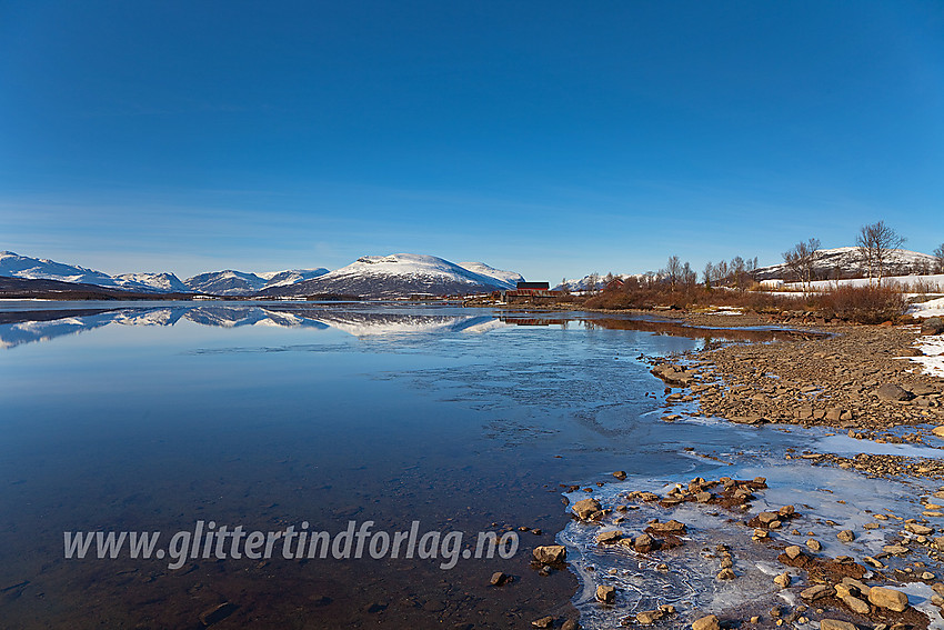 Ved Panoramaveien, like sør for Nøsen Fjellstue, med bl.a. Gråkampen (1564 moh) som speiler seg i Storefjorden.