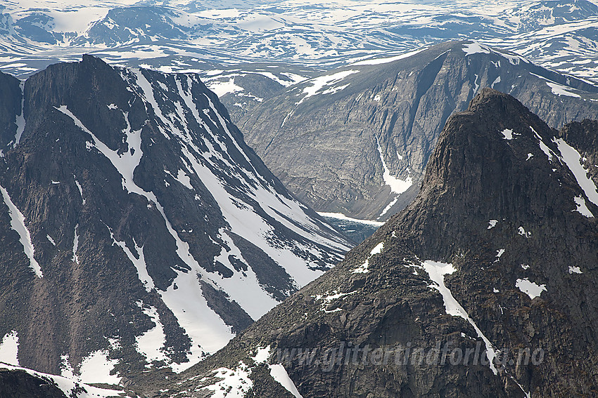 Fra ryggen litt nedenfor Hettpiggen med utsikt til Store Langvasstinden (2085 moh) og Larstinden (2106 moh).