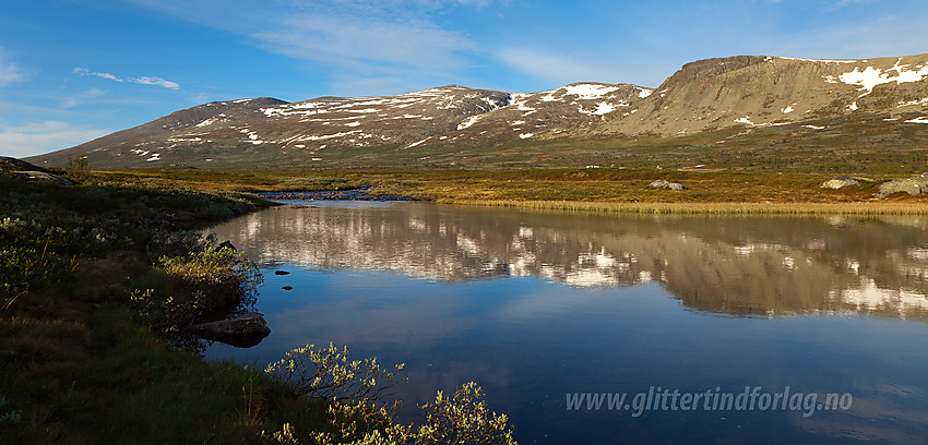 Ved Trolltjernet på tur fra Raudbekkstølen til Veslebotnskarvet. Her mot Skogshorn, Skarvanfjellet og Kvannegrønøse.