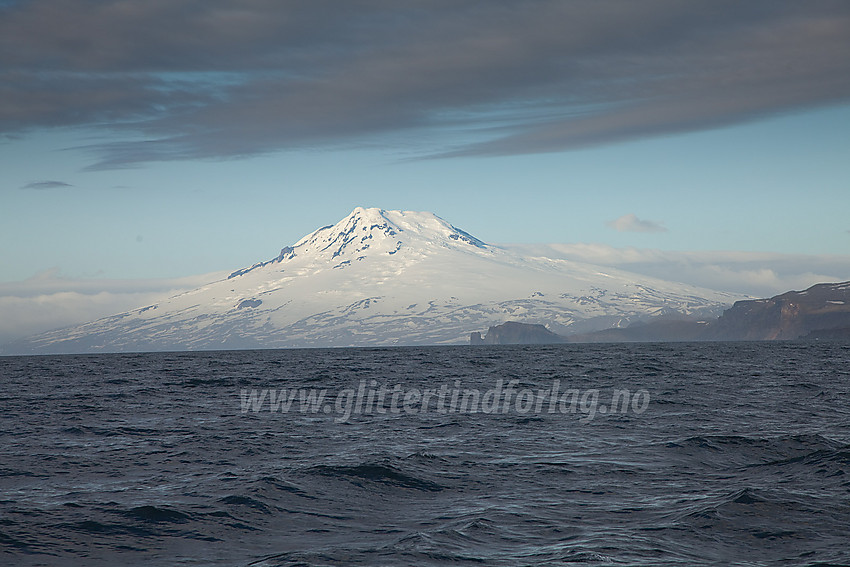 Vi forlater Jan Mayen men Beerenberg forblir ruvende i mange timer etter avreise.