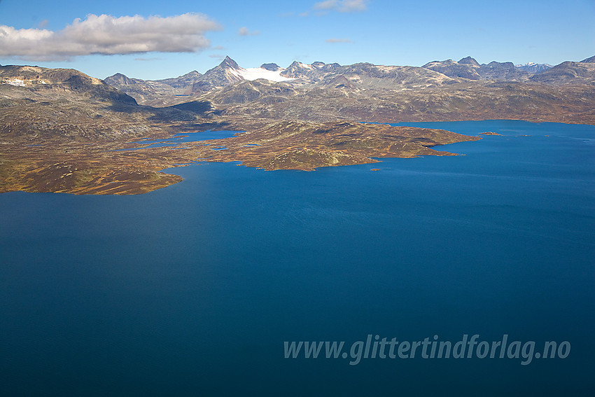 På tur over Tyin med Jotunheimen og Uranostinden der bak.