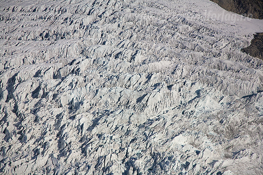 Detaljer fra øvre del av Nigardsbreen der den brekker av fra breplatået.