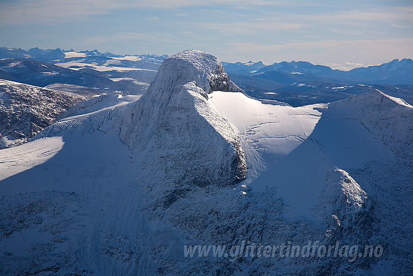 Lodalskåpa (2083 moh) og Veslekåpa. Jotunheimen i bakgrunnen.