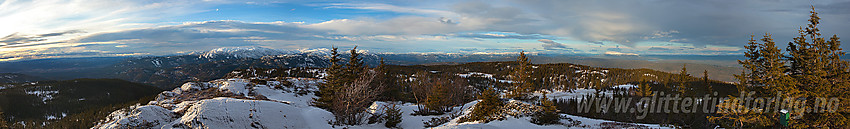 Panorama fra Tåråfjellet. Fra venstre mot Bø, videre Lifjell og ganske langt til høyre Blefjell.