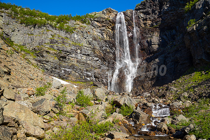 Inne ved Kalvedalsfossen en sommermorgen.